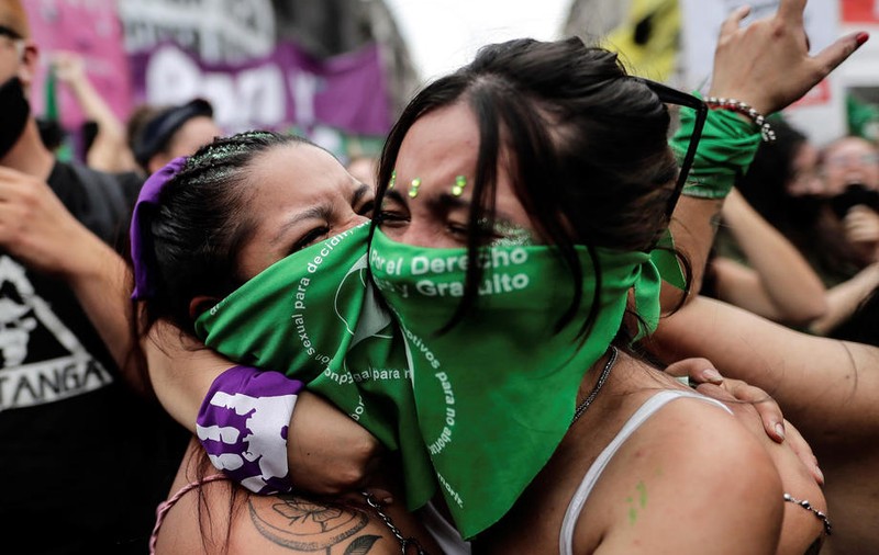 Argentina ar putea legaliza avortul. Susținătorii legii s-au strâns în fața Congresului în așteptarea veștilor