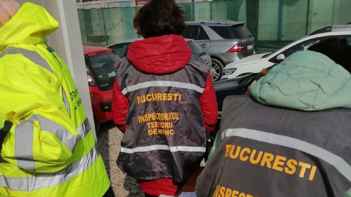 Trei inspectorii de muncă în timp ce desfășoară un control în București