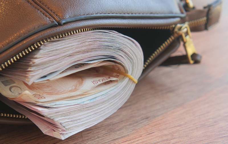 Ce a făcut un bărbat care a găsit o geantă cu 9.000 de euro când își plimba câinele, în Ungaria