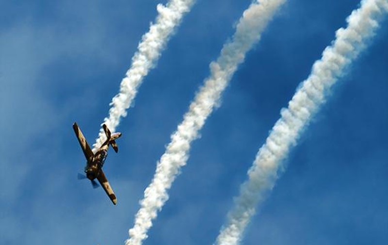 Show aviatic cu simulări de lupte aeriene şi efecte pirotehnice, mâine, la Băneşti, judeţul Prahova