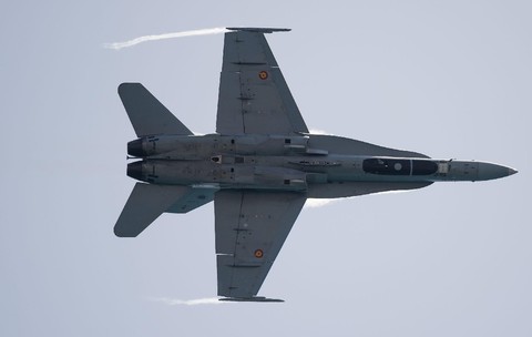 Un avion de vânătoare F-18 efectuează o demonstrație aeriană în cadrul Spectacolului Aerian Internațional Torre del Mar 2024, organizat pe plajă