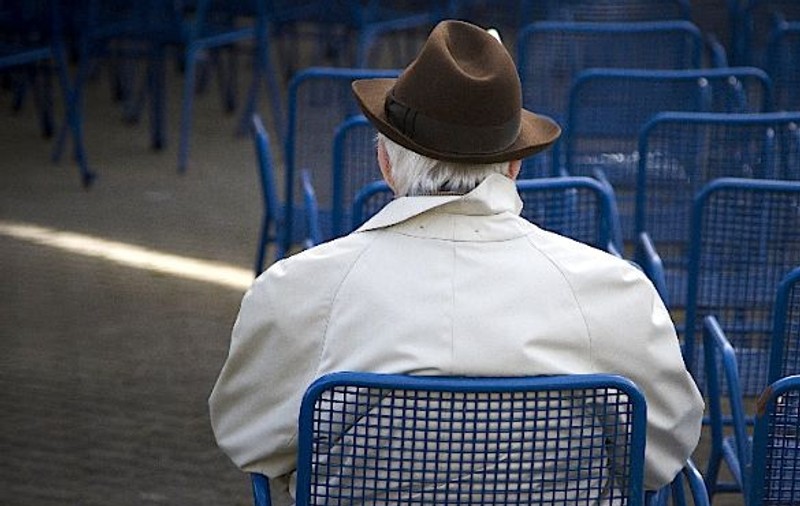 Bătrân de 84 de ani din Vaslui, arestat pentru agresarea sexuală a unei fetițe de opt ani