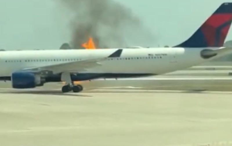 Motorul unui avion a luat foc înainte de decolare, în Florida. Pasagerii au fost evacuați pe tobogane I VIDEO