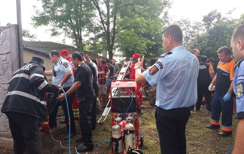 Trei bărbați au murit într-o fântână secată, în Călărași. Au vrut să scoată un baros și au rămas fără aer