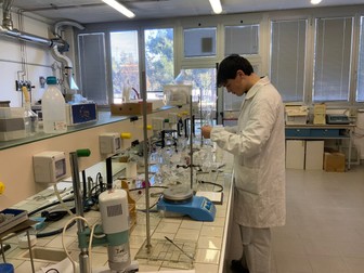 Viorel în laboratorul liceului, acolo unde a lucrat la invenția sa