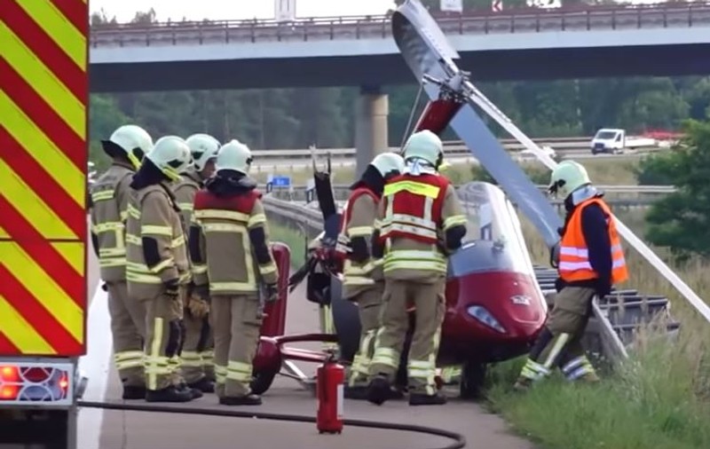 Doi răniți în Germania, după ce un elicopter s-a prăbușit pe o autostradă