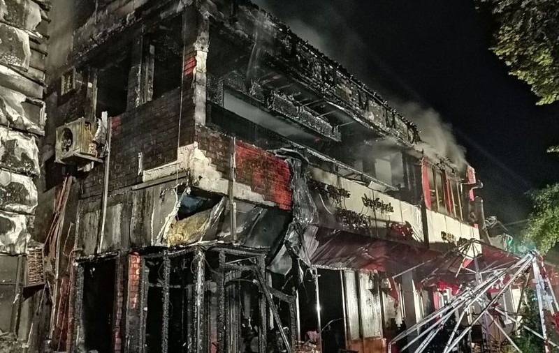 UPDATE: Incendiul care a distrus un restaurant din Galați, produs de un scurtcirtuit. Două persoane au ajuns la spital și 38 au fost evacuate