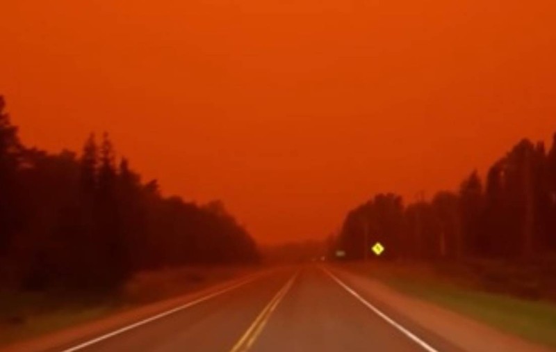 Toronto s-a trezit sub un cer galben și a devenit, peste noapte, cel mai poluat oraș din lume. O suprafață cât Slovenia a ars în Canada