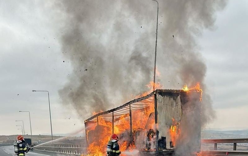 Un TIR a luat foc pe Autostrada A1, în județul Sibiu. Remorca autocamionului a ars ca o torță