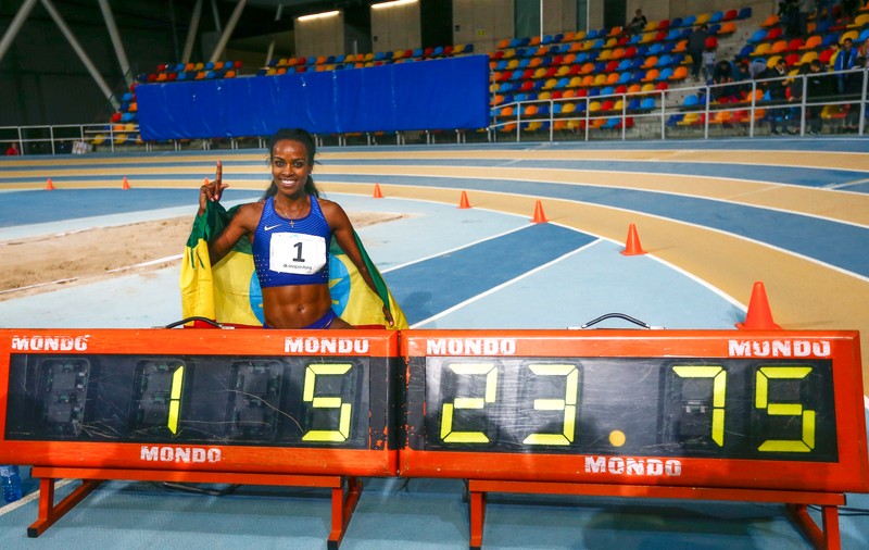 Genzebe Dibaba a doborât recordul mondial la 2.000 m indoor deținut de Gabriela Szabo / VIDEO