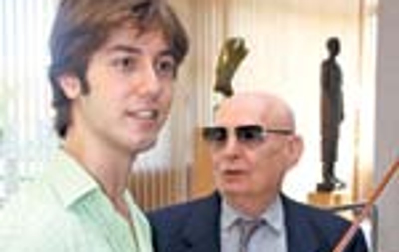 Un violonist roman are Londra la picioarele sale