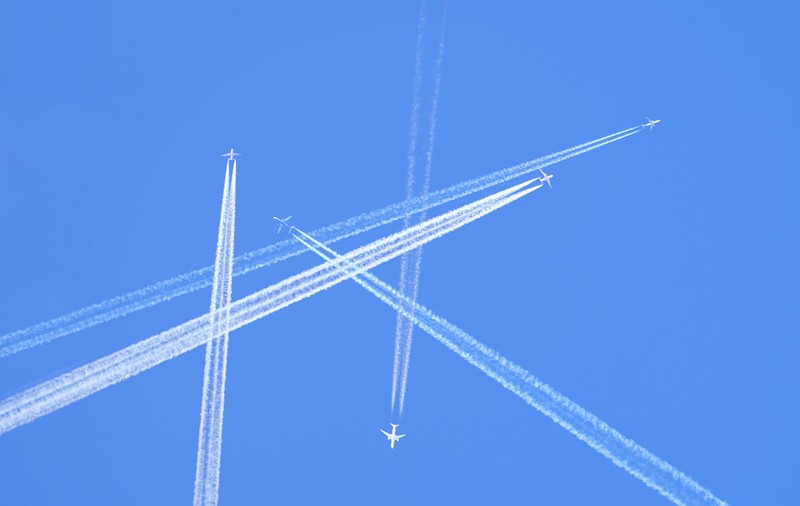 Ce sunt urmele lăsate de avioane pe cer
