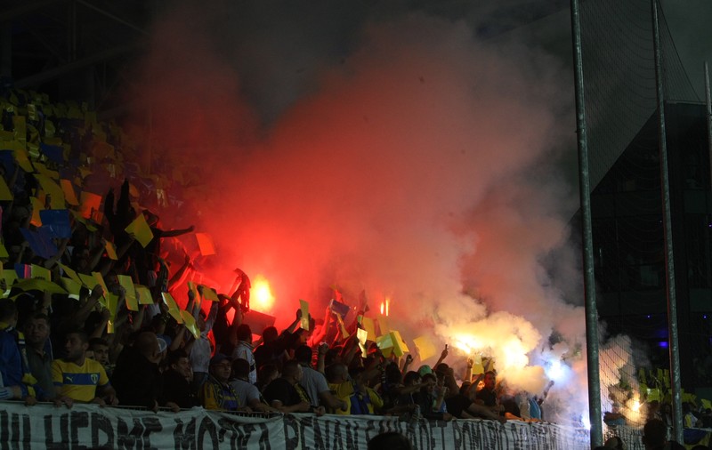 VIDEO&FOTO / Incidente la Petrolul - Steaua! Start cu o întârziere de 8 minute