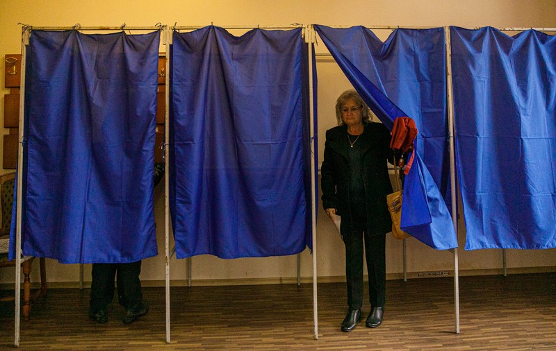 Votul de azi stă sub semnul nemulțumirii populare: 64% dintre români cred că țara merge într-o direcție greșită!﻿