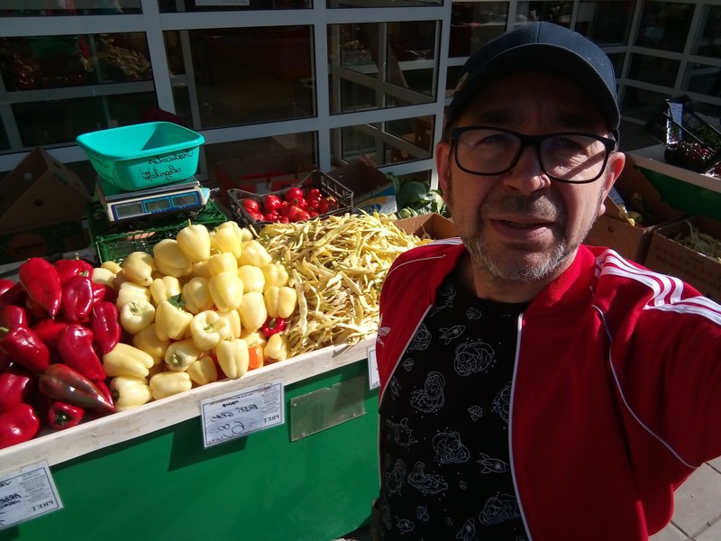 Autorul, la una din piețele agricole din Vaslui