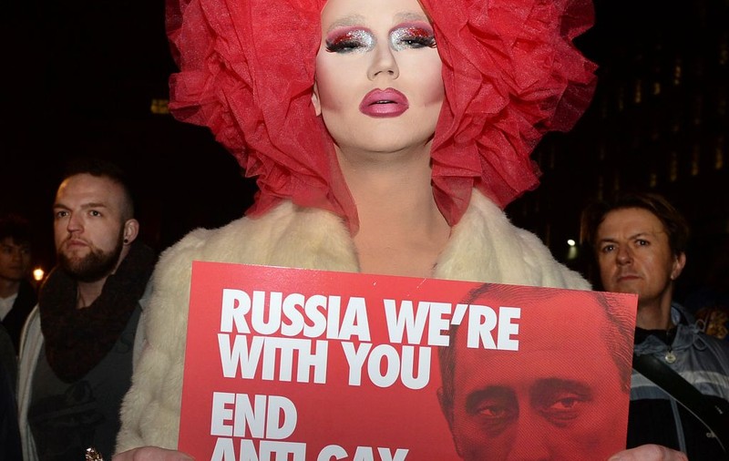 Ce au făcut două lesbiene în fața bărbatului care inițiat legile împotriva homosexualilor din Rusia, în timp ce acesta dormea | FOTO 