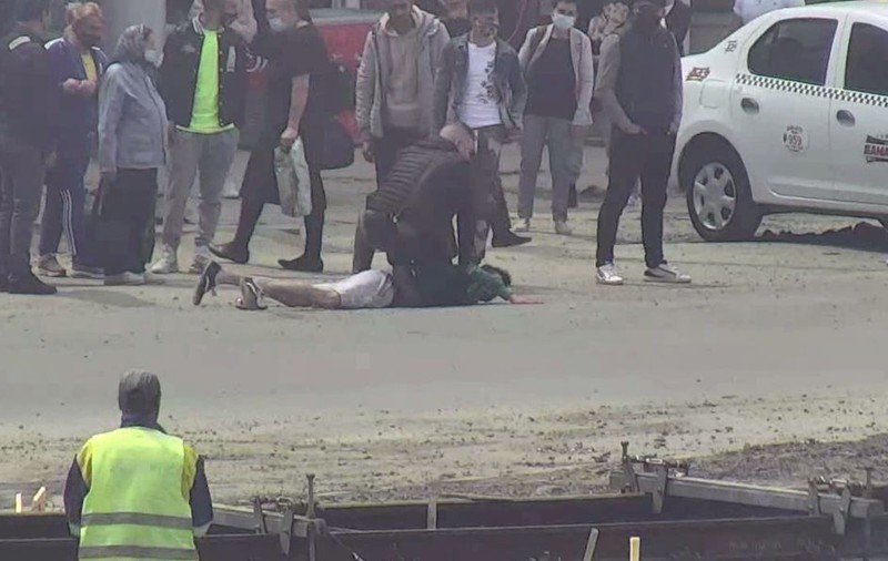 Un recidivist care amenința cu un cuțit un trecător, imobilizat de un polițist aflat în timpul liber