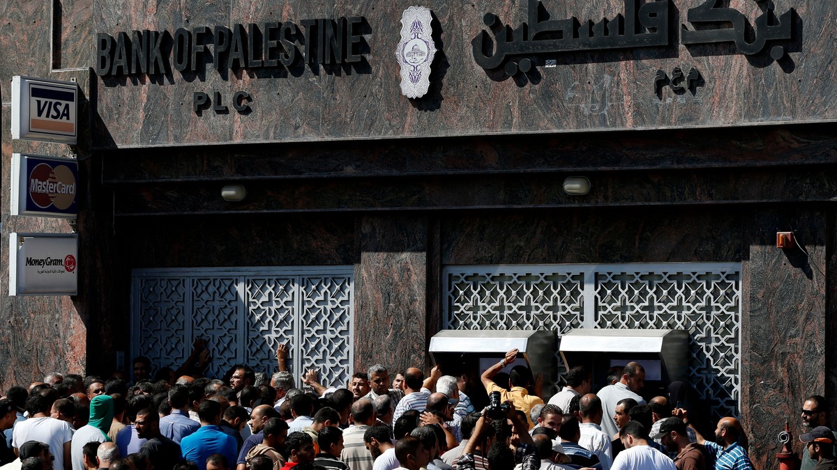 Imagine ilustrativă cu o sucursală a Băncii Palestinei din Fâșia Gaza, din anul 2014. Foto: AP
