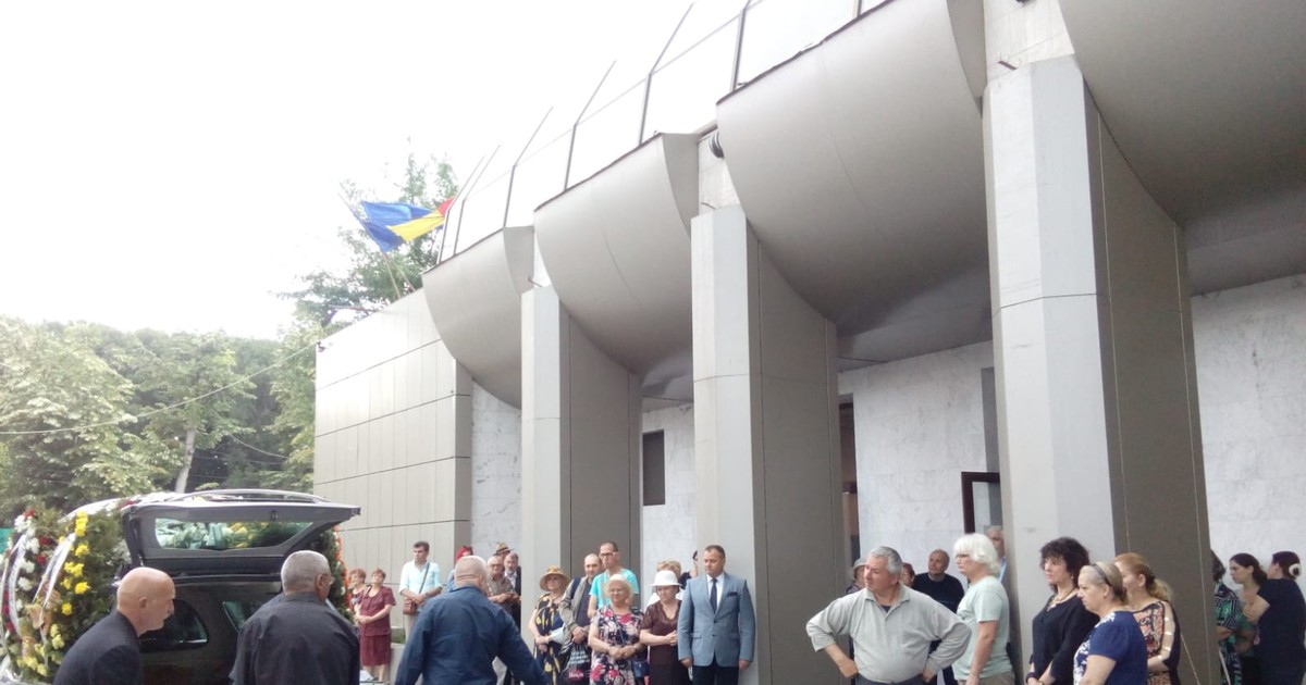 Alexandru Jula a fost condus în aplauze pe ultimul drum. Puțini dintre admiratorii săi au fost prezenți