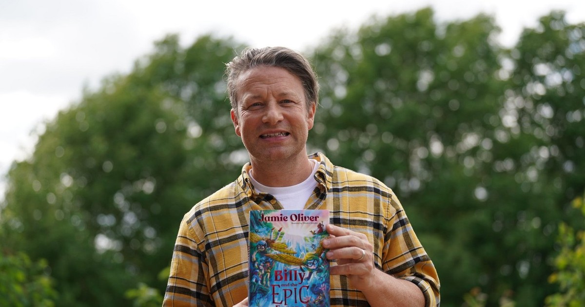 jamie oliver cu noua sa carte în mână