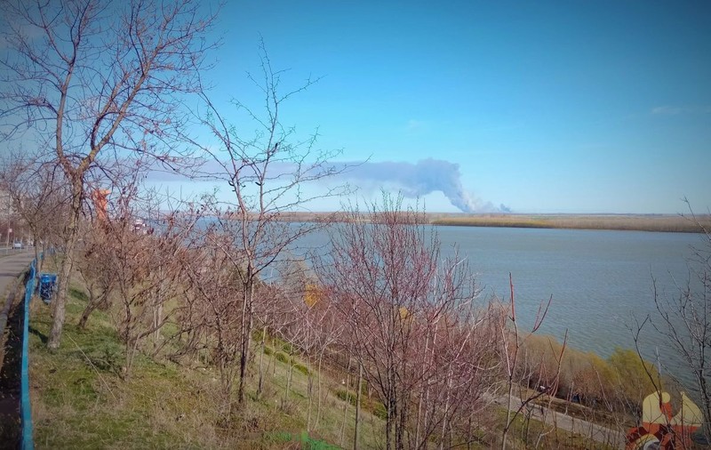 Fumul gros de la un incendiu din sudul Ucrainei, vizibil de la Galați