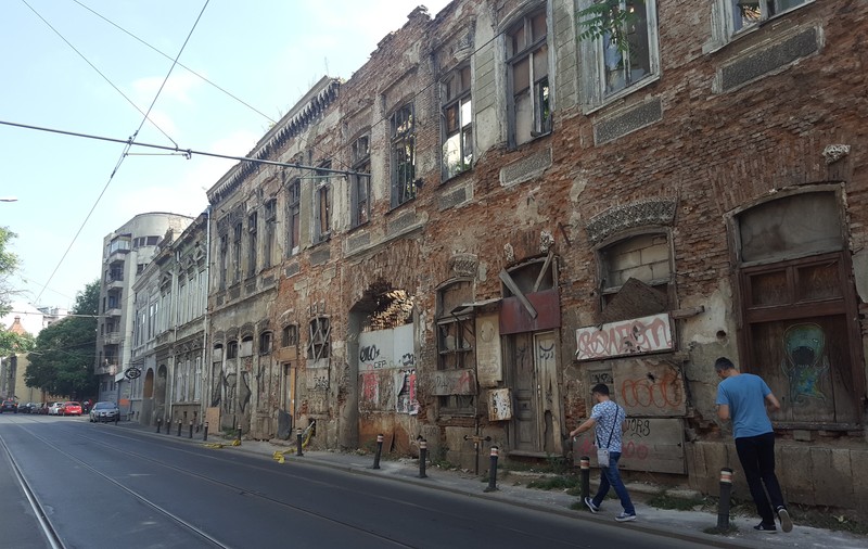 VIDEO | Sute de case din București sunt un pericol când este furtună