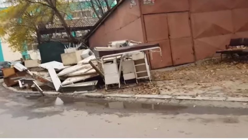 Munti de gunoaie în curtea Spitalului Județean Craiova