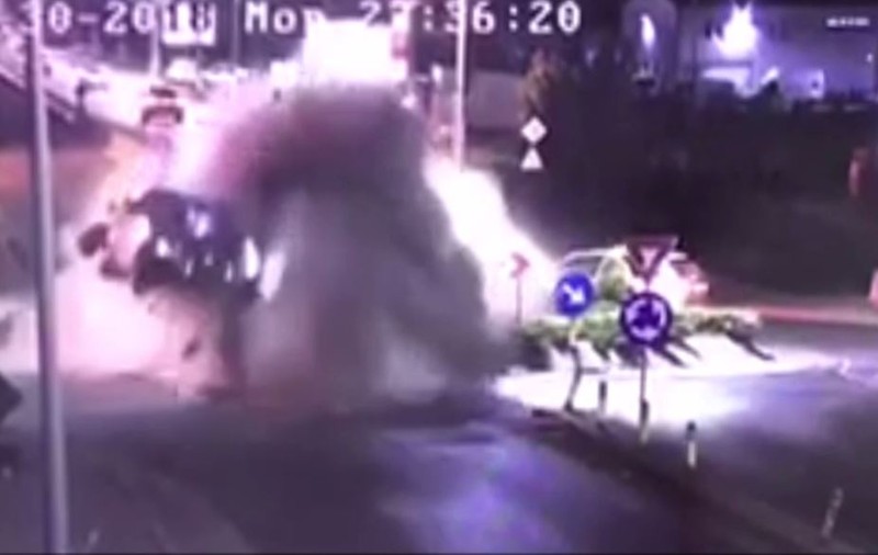 VIDEO Accident spectaculos în Ilfov! O maşină a trecut prin sensul giratoriu