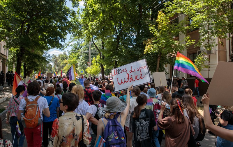 PORTRET Ce înseamnă să fii gay în Republica Moldova. După ce l-a respins și a încercat să-l „vindece”, familia i-a acceptat orientarea sexuală și relația în trei 