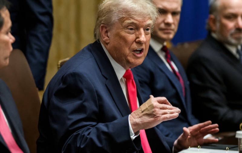 Un nou pansament pe mâna lui Donald Trump stârnește suspiciuni; Casa Albă dă vina pe strânsul mâinilor și aspirină