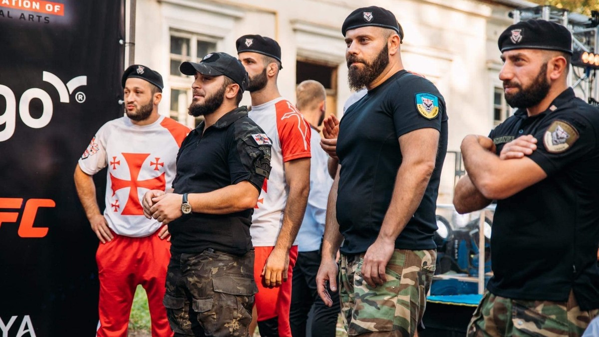 Mamuka (centru) cu alți luptători georgieni.