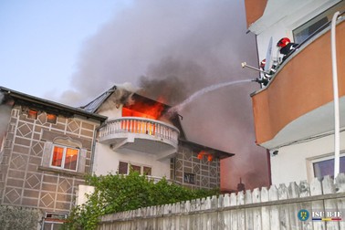 Sursele Libertatea susțin că vila la care au intervenit azi dimineață pompierii bucureșteni ar fi fost incendiată intenționat. Locuința i-ar aparține tatălui celui care l-a rănit pe Emi Pian