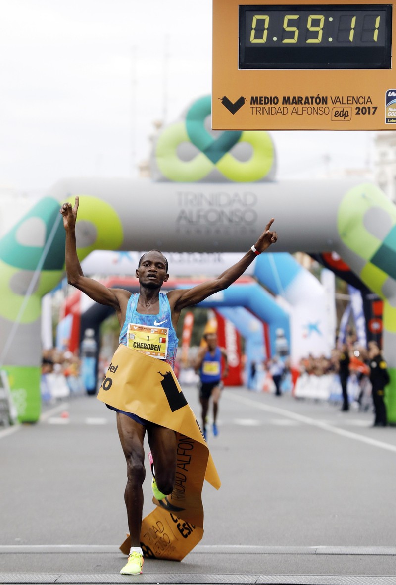 epa06281817 Kenyan athlete Abraham Cheroben wins the men's Valencia half marathon in 59:11 minutes in Valencia, Spain, 22 October 2017. EPA-EFE/KAI FOERSTERLING