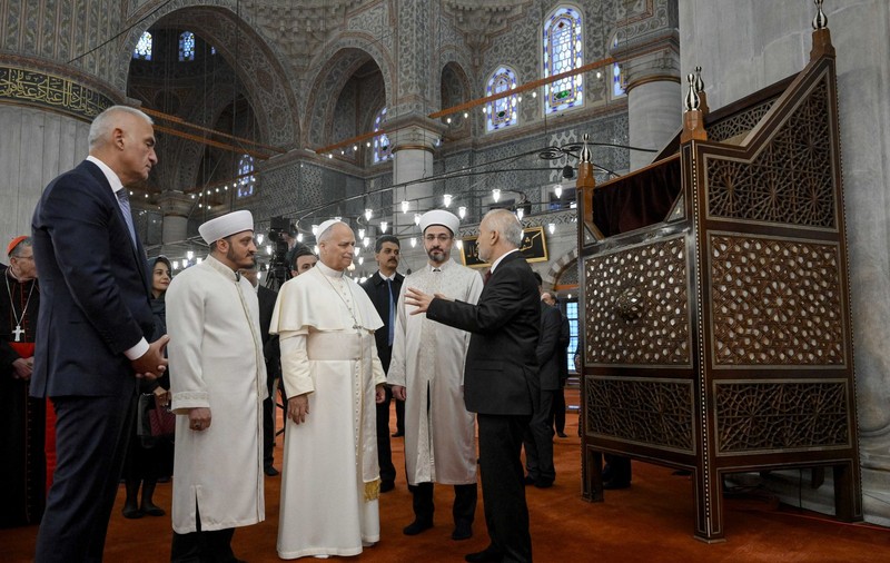 Papa Leon al XIV-lea s-a descălțat și a vizitat Moscheea Albastră din Istanbul, după care s-a întâlnit cu Bartolomeu I al Constantinopolului