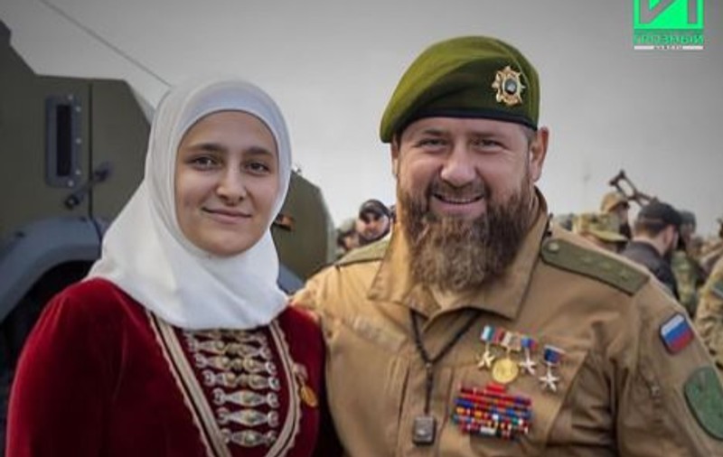 Păzită ca un șef de stat. Fata cea mare a liderului cecen Ramzan Kadîrov, în „misiune umanitară” în Mariupol