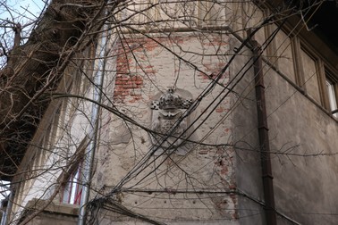 Zidurile clădirii sunt măcinate de vreme, dar păstrează simboluri interbelice FOTO: Dumitru Angelescu