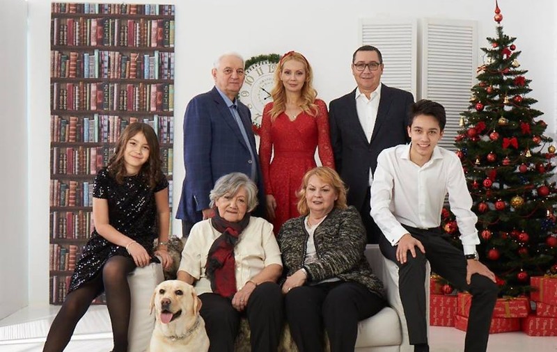 Urările politicienilor, de Crăciun. Fotografii cu familia şi clipuri video pe Facebook