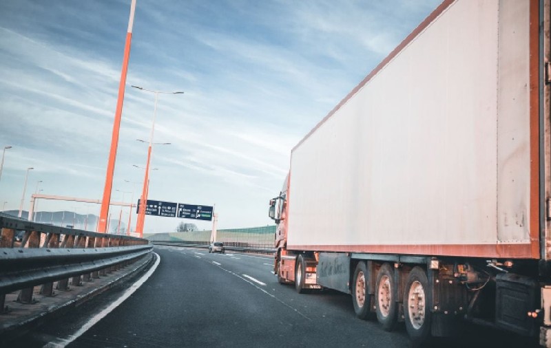 Un șofer român de TIR prins că a încălcat de 14 ori Codul Rutier, pe o autostradă din Austria