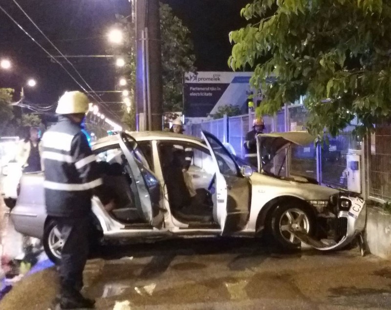 Accident în Cluj din cauza vitezei. Trei tineri, printre care o adolescentă de 16 ani, răniți grav