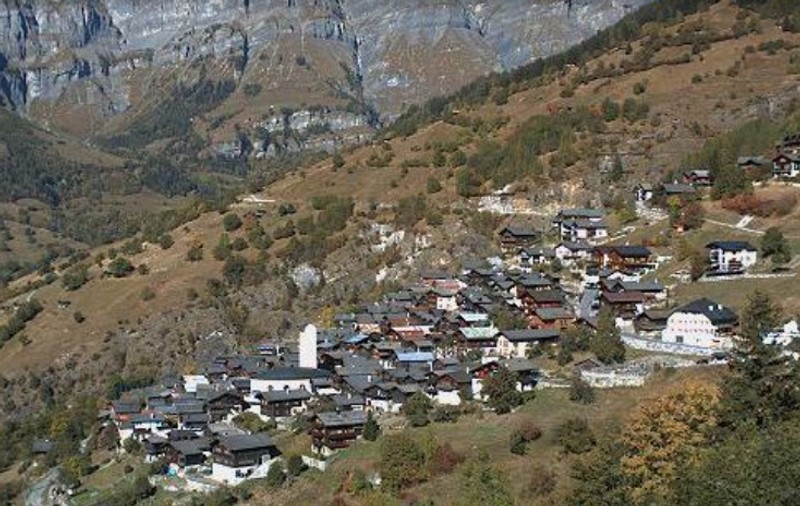 Soluția unui sat din Elveția pentru a evita depopularizarea: Primă de instalare de 70.000 de franci pentru familiile care vor să se mute acolo