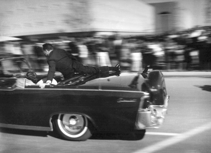 Limuzina care îl transporta pe președintele John F. Kennedy, rănit mortal, se îndreaptă spre spital la câteva secunde după ce a fost împușcat în Dallas, 22 noiembrie 1963. Foto: Profimedia