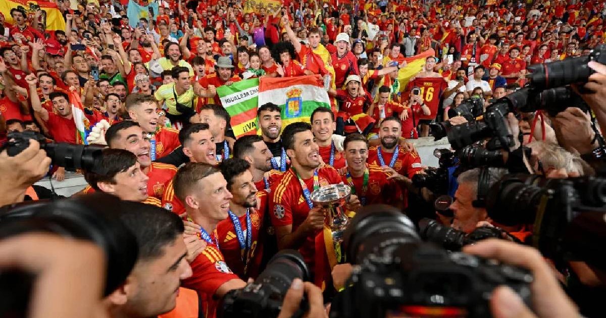 O vedere generală în care Rodri din Spania pozează pentru o fotografie cu coechipierii săi cu Trofeul Henri Delaunay UEFA Euro 2024 după victoria echipei sale în finala UEFA EURO 2024 dintre Spania și Anglia, pe Stadionul Olympia, pe 14 iulie 2024, la Berlin, Germania.