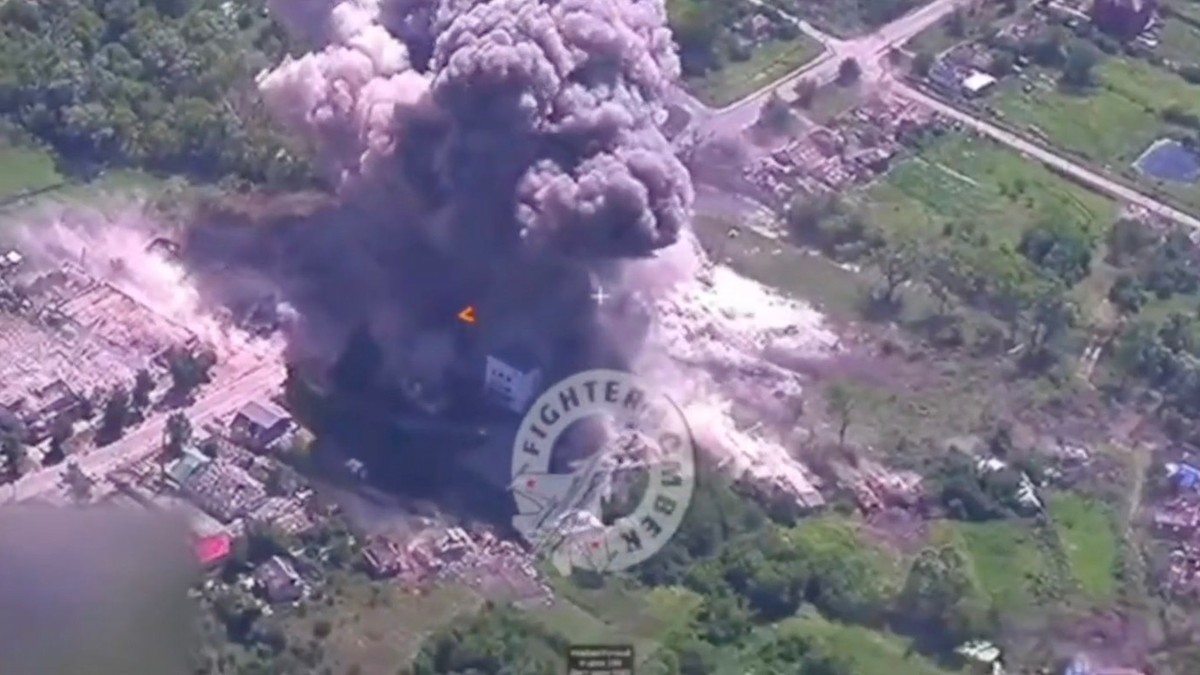 Explozia provocată de bomba FAB-3000 folosită în Ucraina Foto: Profimedia