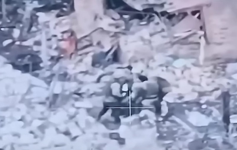 Luptători din gruparea Wagner, filmați în timp ce-și bat cu lopata comandantul, potrivit unor imagini publicate de Ucraina