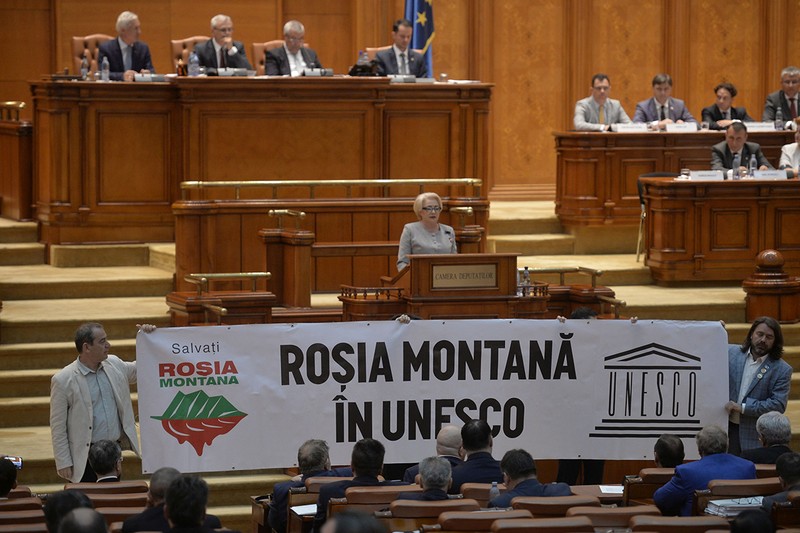 Un banner cu mesajul „ROȘIA MONTANĂ ÎN UNESCO”, afișat în timpul ședinței de plen comun a Senatului și Camerei Deputaților în cadrul căreia premierul Viorica Dăncilă prezintă stadiul procesului de pregătire pentru preluarea de către România a președinției semestriale a Consiliului Uniunii Europene, 20 iunie 2018 | Foto: Hepta