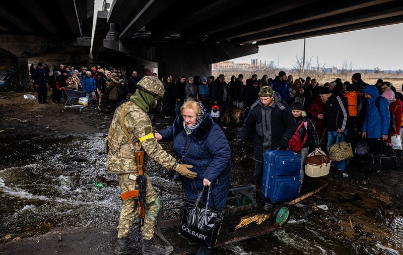 Război în Ucraina, ziua 12 | A treia rundă de negocieri dintre Rusia și Ucraina s-a încheiat cu „mici progrese”. Rusia a anunțat că va opri focul în cinci orașe pentru evacuarea civililor