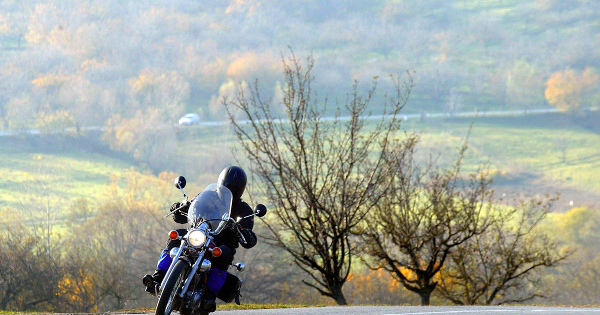 Un motociclist străbate o sosea de pe Valea Jiului. Imagine cu caracter ilustrativ. Foto Hepta