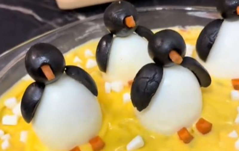 Pinguinii din Madagascar pe salata boeuf, cel mai popular trend pe TikTok pentru Crăciunul 2025: „M-am chinuit 2 ore”