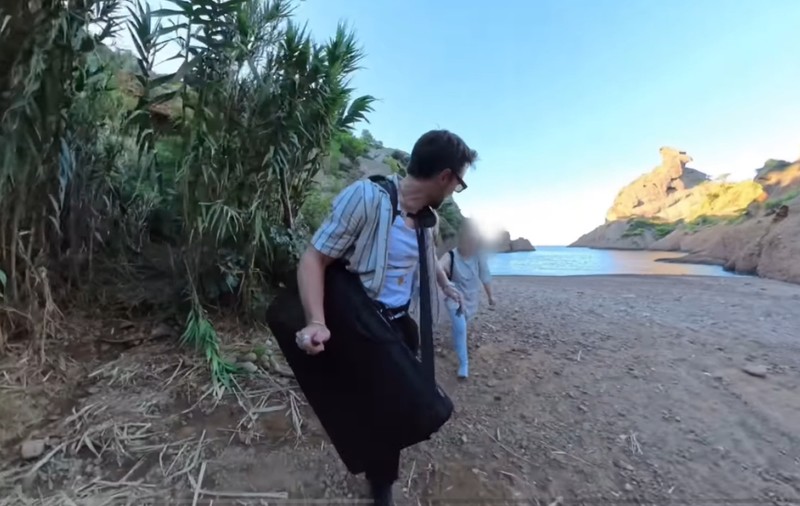 Un DJ australian a fost bătut și electrocutat de o femeie pentru că a pus muzică în mijlocul naturii, în Franța | VIDEO