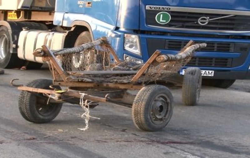 Un tir a spulberat o căruță chiar în fața unui post de poliție din Prahova